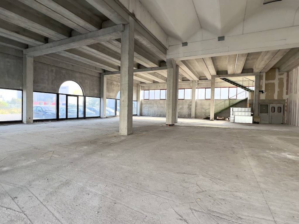 negozio in affitto a San Giovanni Lupatoto