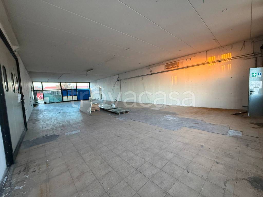 locale commerciale in affitto a San Giovanni Lupatoto