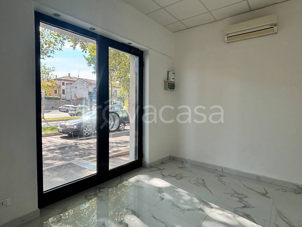 negozio in affitto a San Giovanni Lupatoto