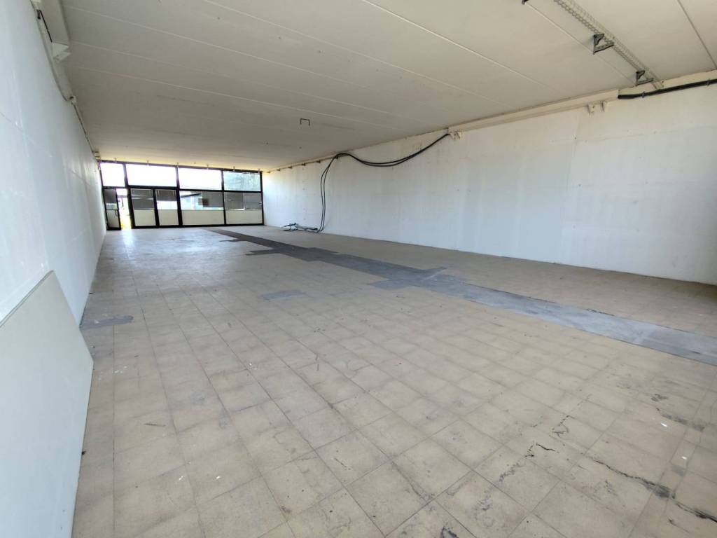 locale commerciale in affitto a San Giovanni Lupatoto