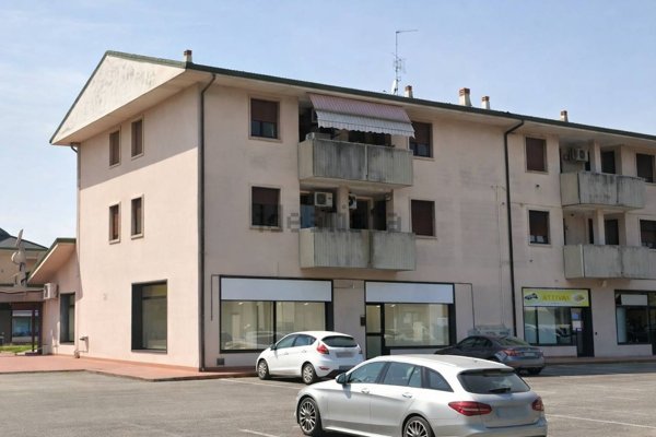 negozio in affitto a San Giovanni Lupatoto