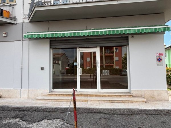 negozio in affitto a San Giovanni Lupatoto in zona Pozzo