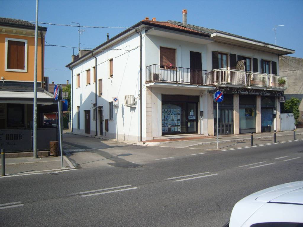 negozio in affitto a San Giovanni Lupatoto in zona Pozzo
