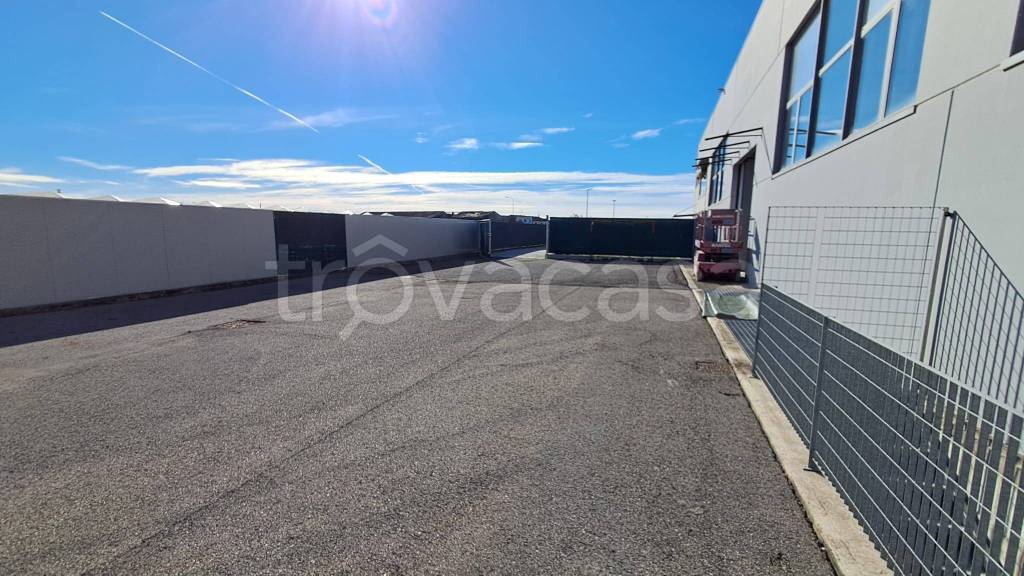 locale commerciale in affitto a San Martino Buon Albergo