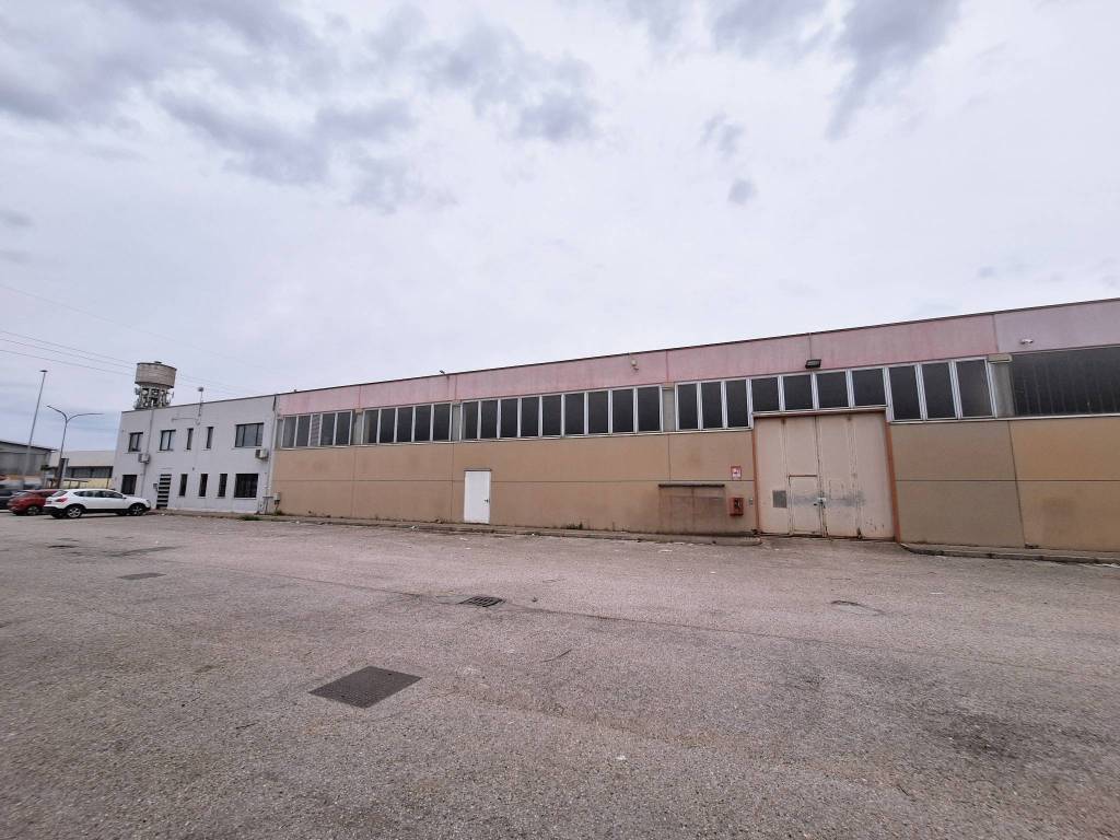 locale commerciale in affitto a San Martino Buon Albergo