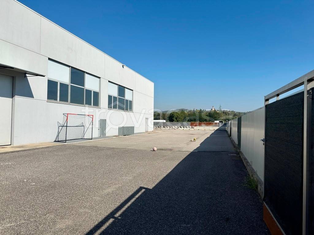 locale commerciale in affitto a San Martino Buon Albergo