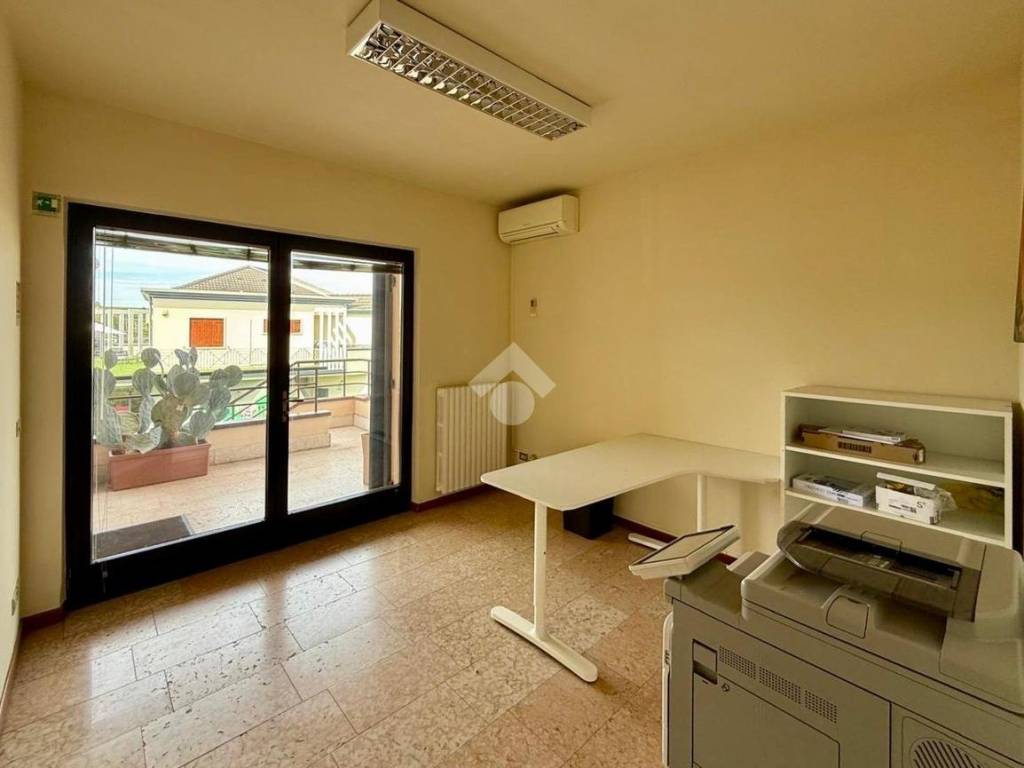 ufficio in affitto a San Pietro in Cariano in zona Pedemonte