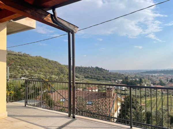 casa indipendente in affitto a Sant'Ambrogio di Valpolicella