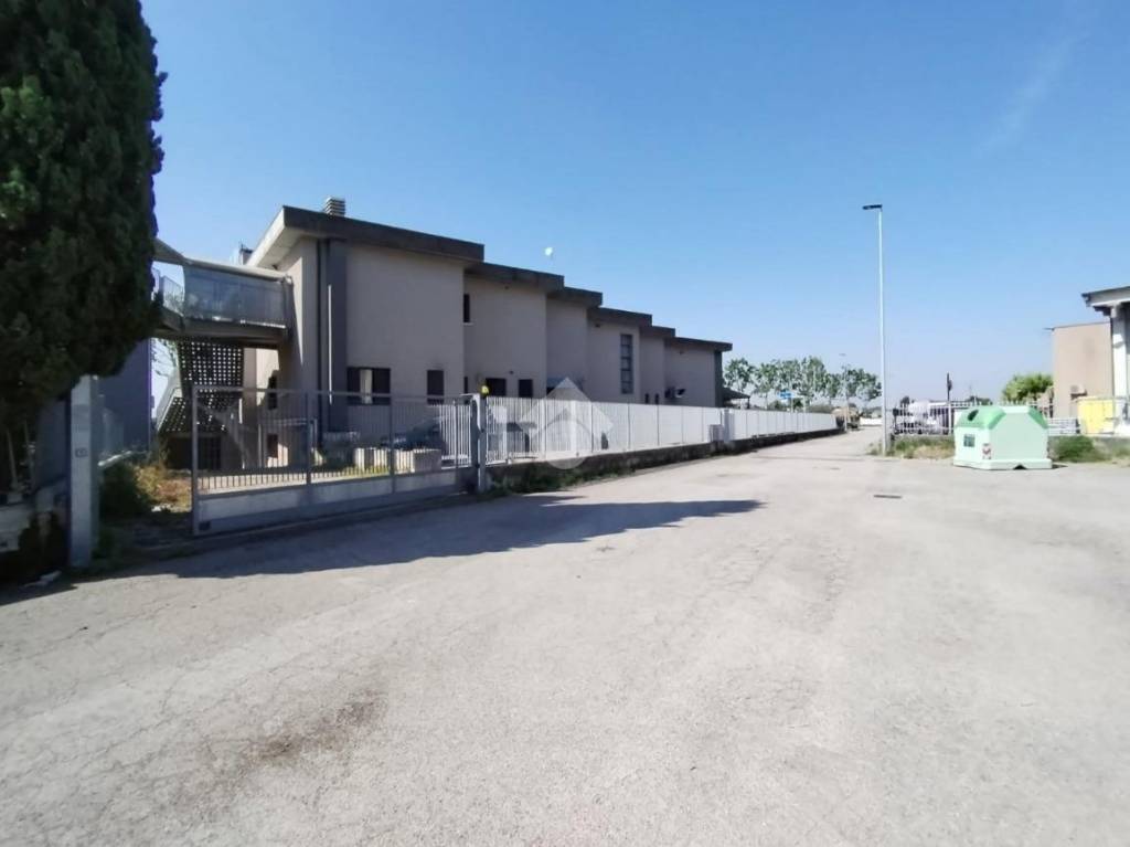 ufficio in affitto a Soave in zona Castelletto
