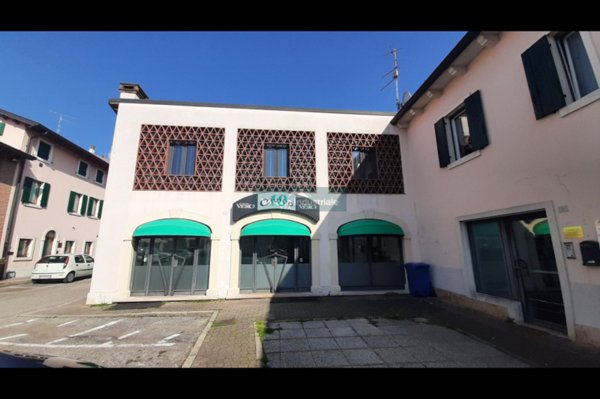 negozio in affitto a Sona in zona Lugagnano