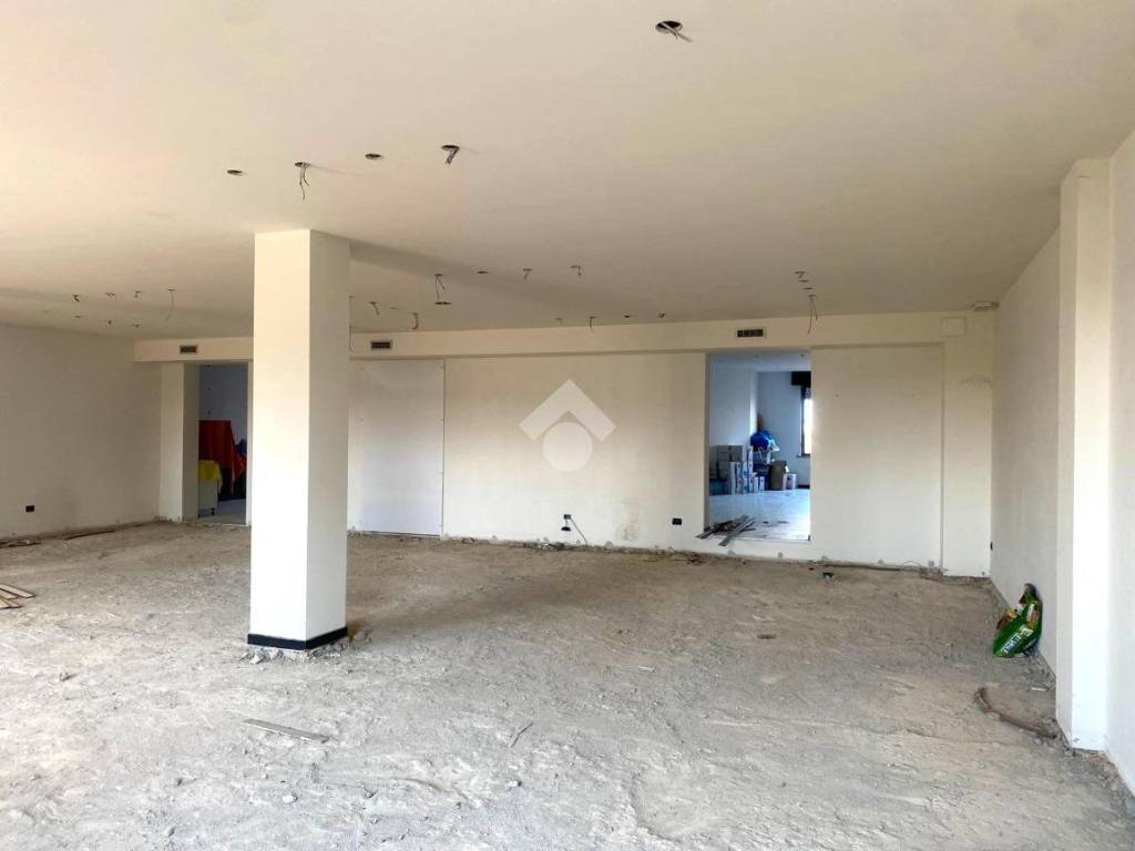 negozio in affitto a Sona in zona Lugagnano