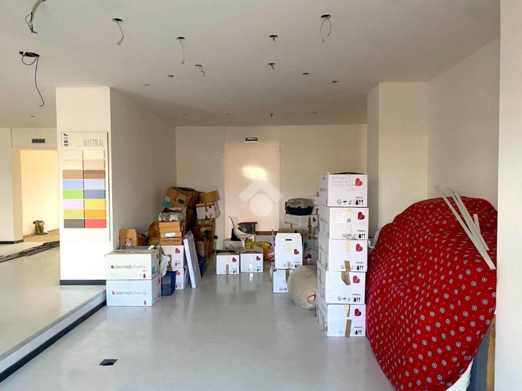 negozio in affitto a Sona in zona Lugagnano