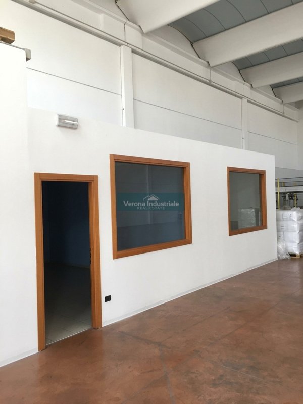 locale commerciale in affitto a Sona in zona Lugagnano