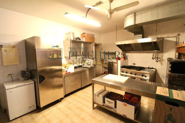 negozio in affitto a Valeggio sul Mincio in zona Salionze