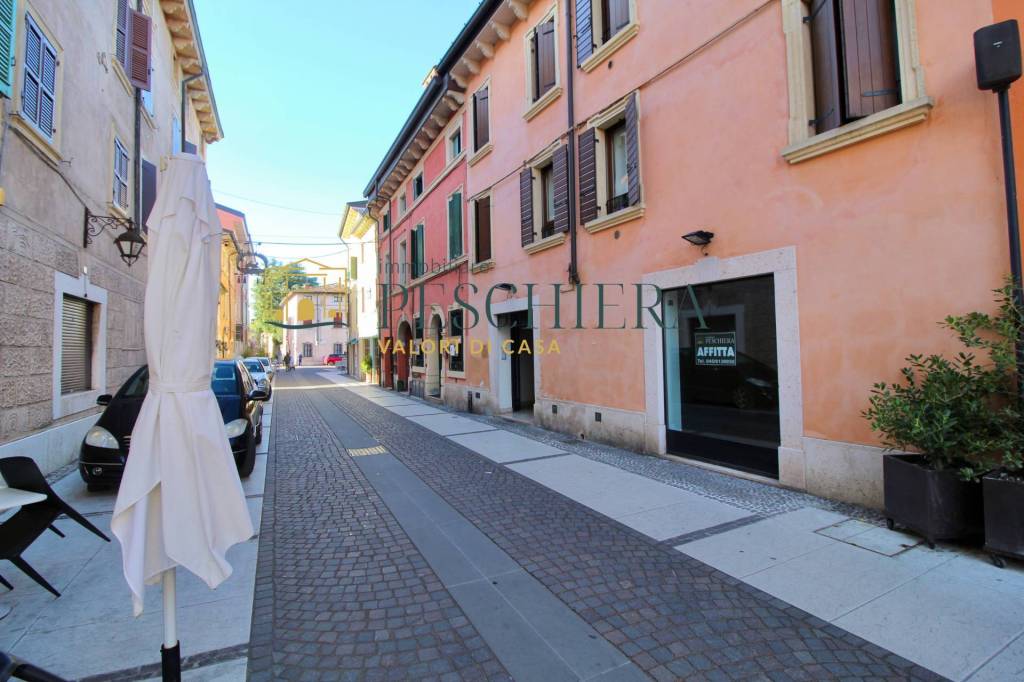 negozio in affitto a Valeggio sul Mincio in zona Borghetto