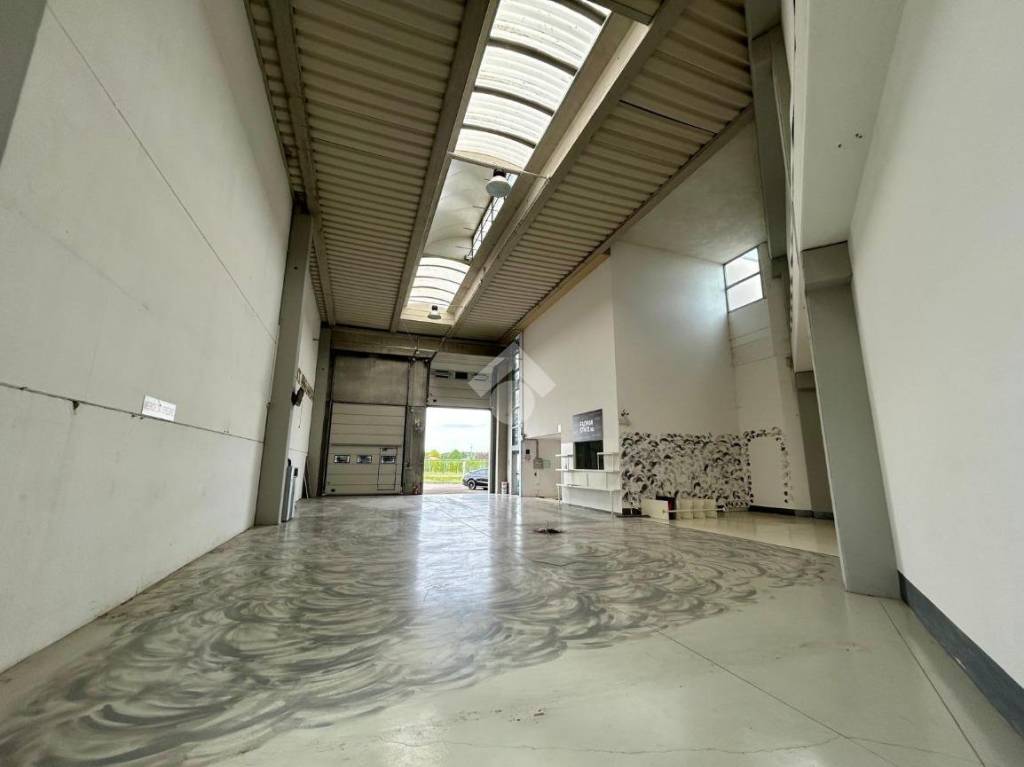 locale commerciale in affitto a Valeggio sul Mincio in zona Borghetto