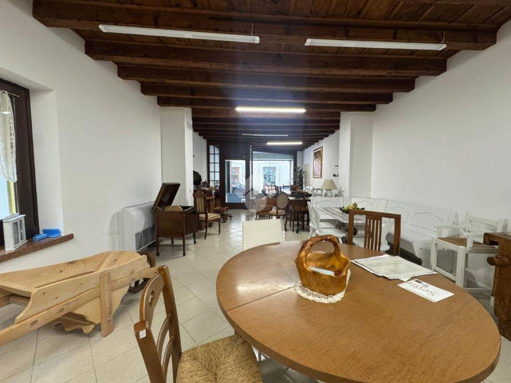 negozio in affitto a Valeggio sul Mincio in zona Borghetto