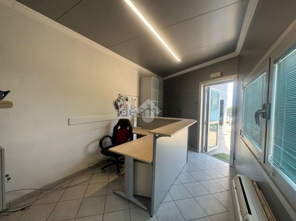 ufficio in affitto a Valeggio sul Mincio in zona Borghetto