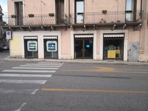 negozio in affitto a Verona