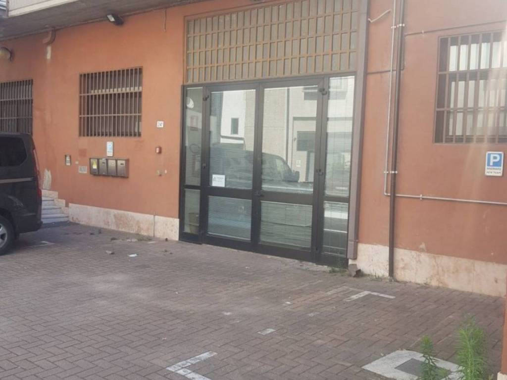 negozio in affitto a Verona in zona Golosine