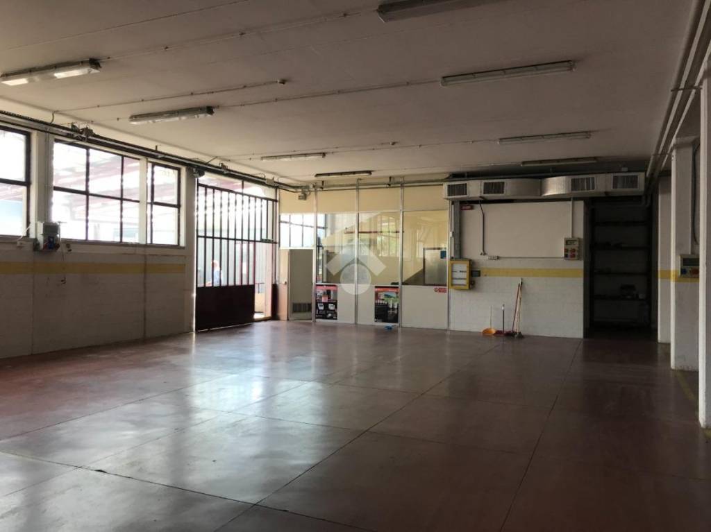 locale commerciale in affitto a Verona