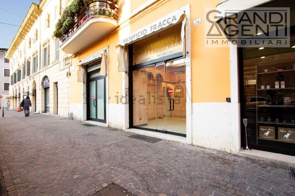 negozio in affitto a Verona in zona Centro Storico