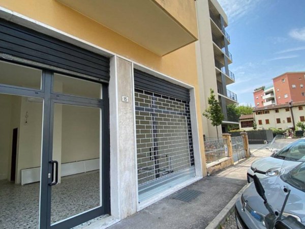 negozio in affitto a Verona in zona San Massimo all'Adige
