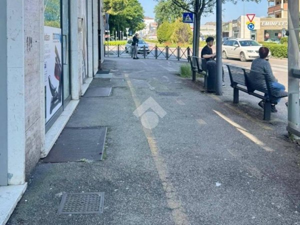 negozio in affitto a Verona in zona Borgo Milano