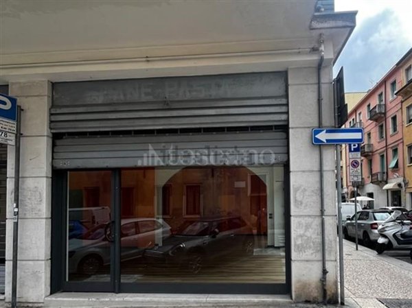 locale commerciale in affitto a Verona