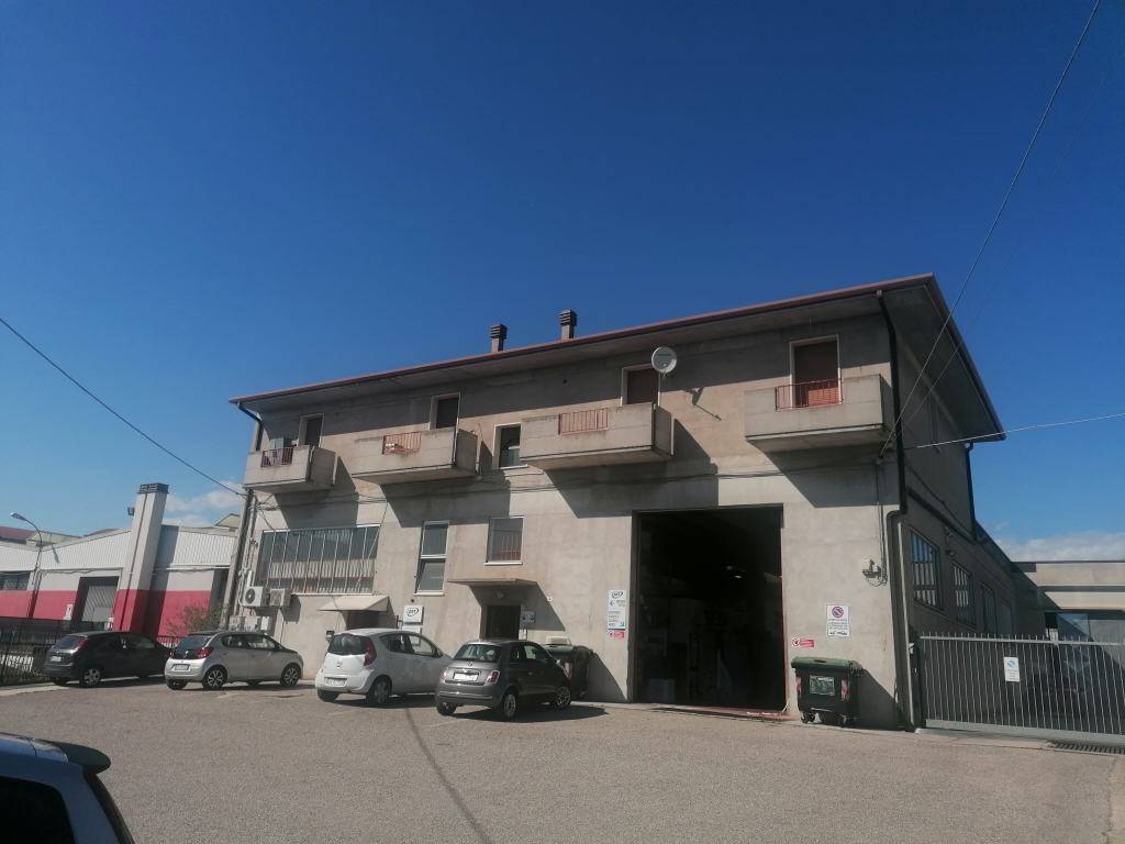 negozio in affitto a Verona in zona Santa Lucia