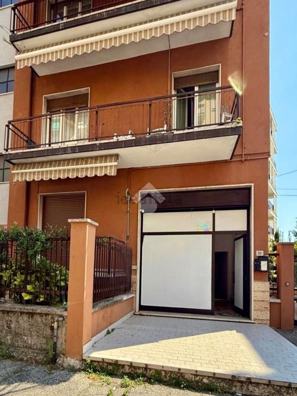 negozio in affitto a Verona