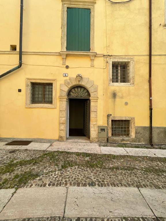 negozio in affitto a Verona in zona Centro Storico
