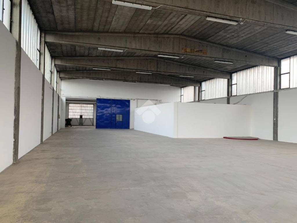 locale commerciale in affitto a Verona