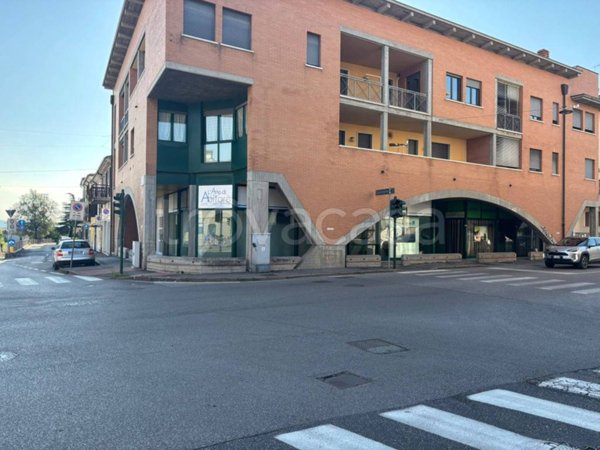 negozio in affitto a Verona in zona San Massimo all'Adige