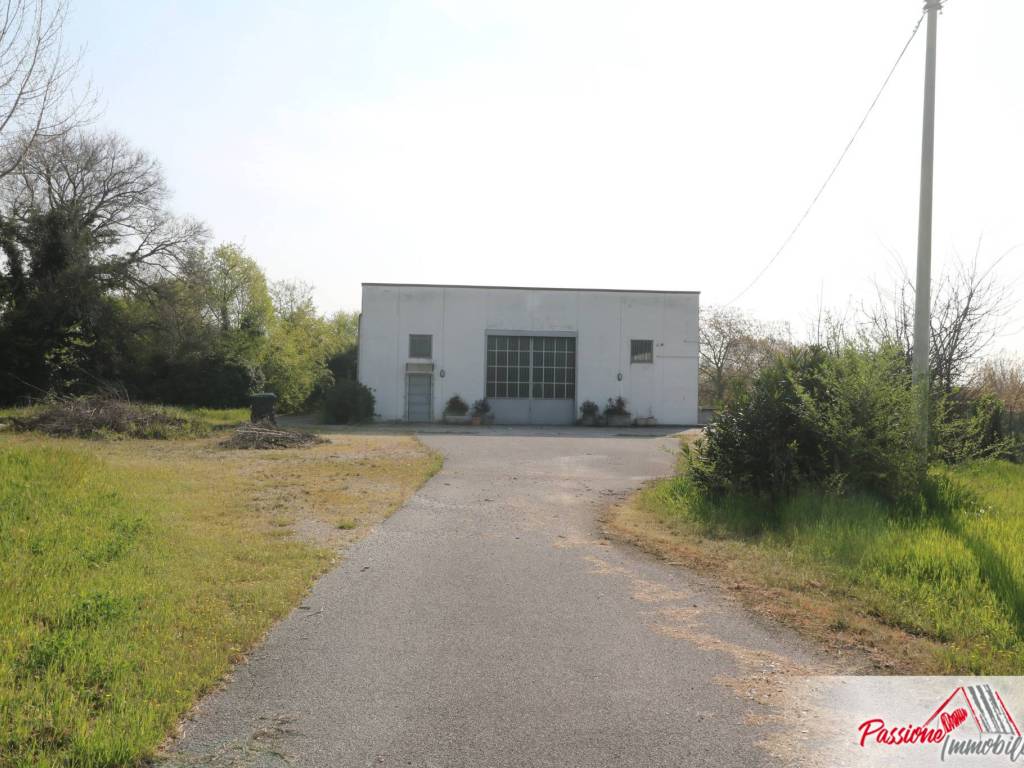 locale commerciale in affitto a Verona in zona San Massimo all'Adige