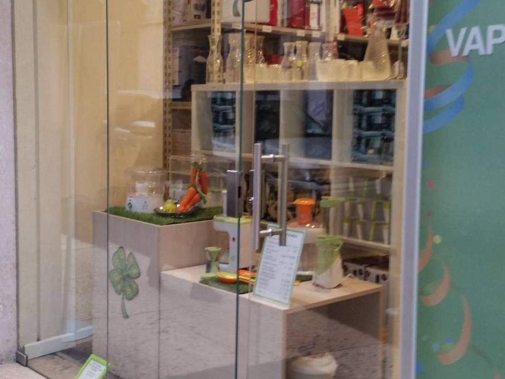 negozio in affitto a Verona