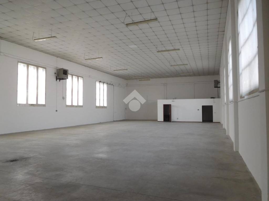 locale commerciale in affitto a Verona