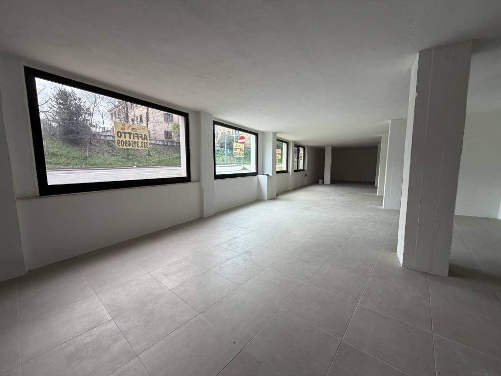 negozio in affitto a Verona in zona Santa Lucia