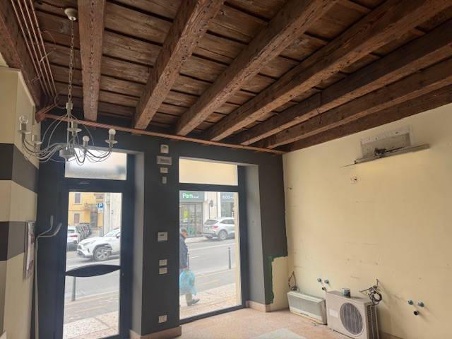 negozio in affitto a Verona