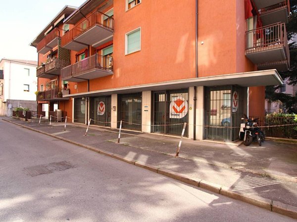 negozio in affitto a Verona in zona Golosine