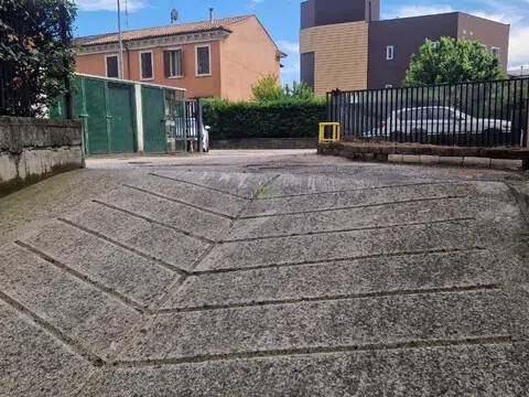 negozio in affitto a Verona in zona Golosine