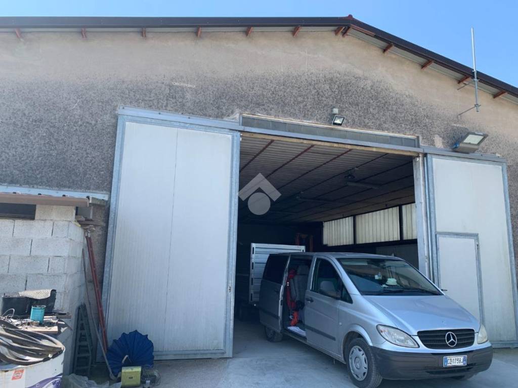locale commerciale in affitto a Vigasio