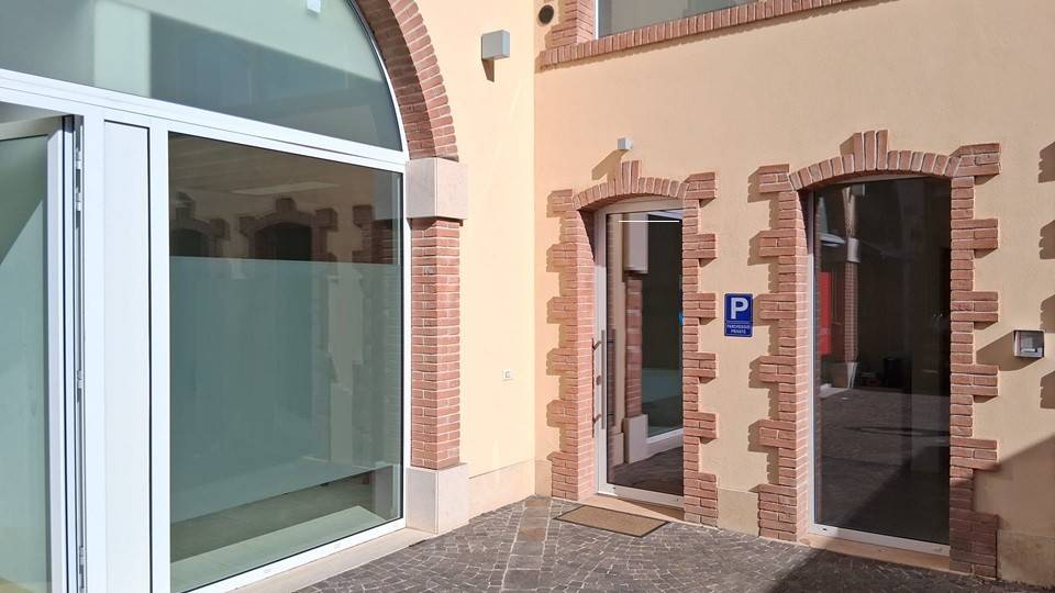 negozio in affitto a Vigasio in zona Isolalta