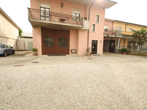 locale commerciale in affitto a Villafranca di Verona