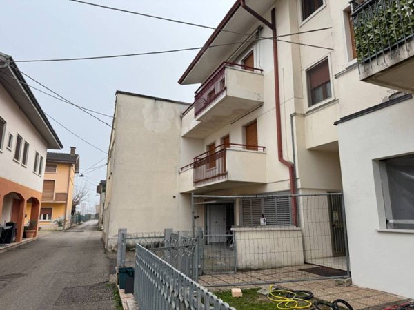 appartamento in affitto a Villafranca di Verona in zona Rosegaferro