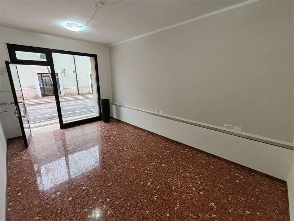 negozio in affitto a Villafranca di Verona
