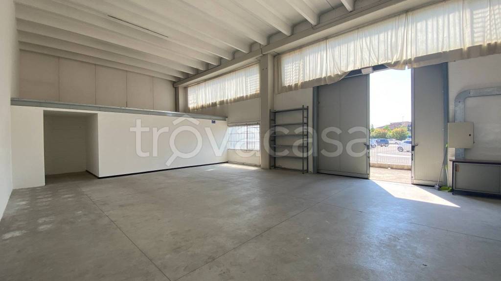 locale commerciale in affitto a Villafranca di Verona