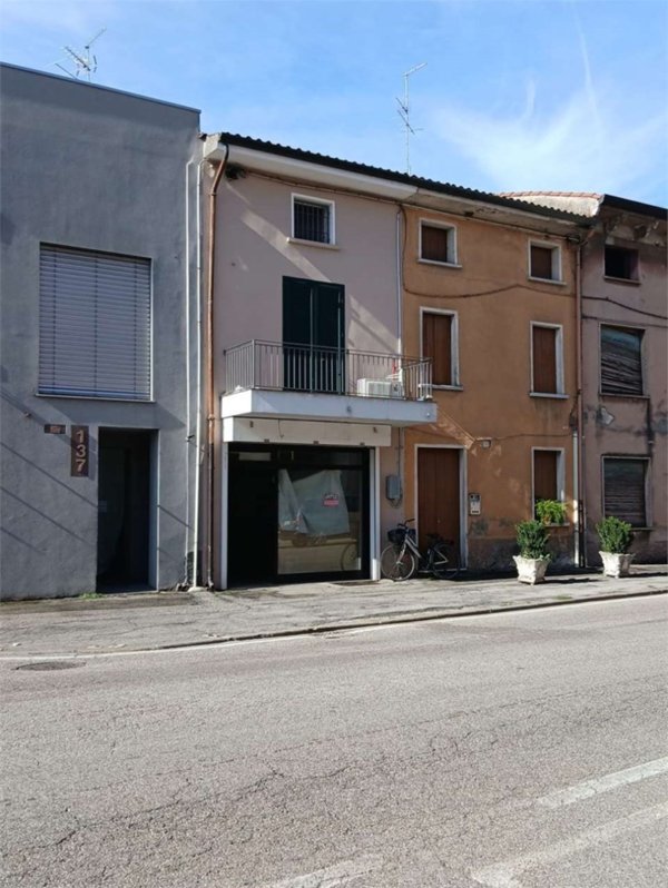 negozio in affitto a Villafranca di Verona in zona Quaderni