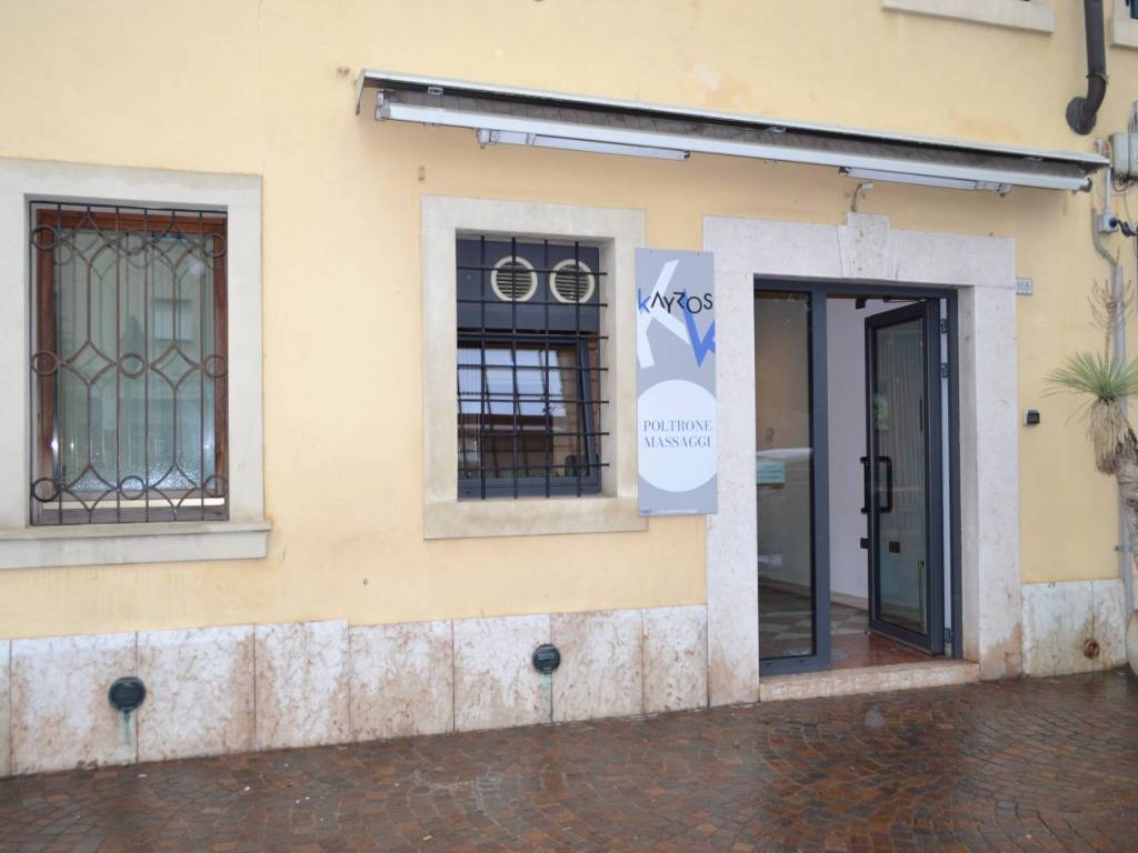 negozio in affitto a Villafranca di Verona