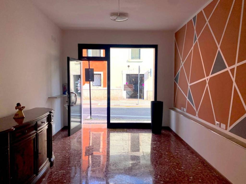 negozio in affitto a Villafranca di Verona